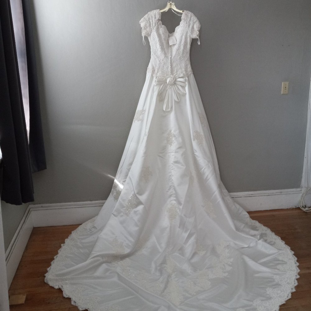 Vintage Never worn Ivory Bridal Gown size 10